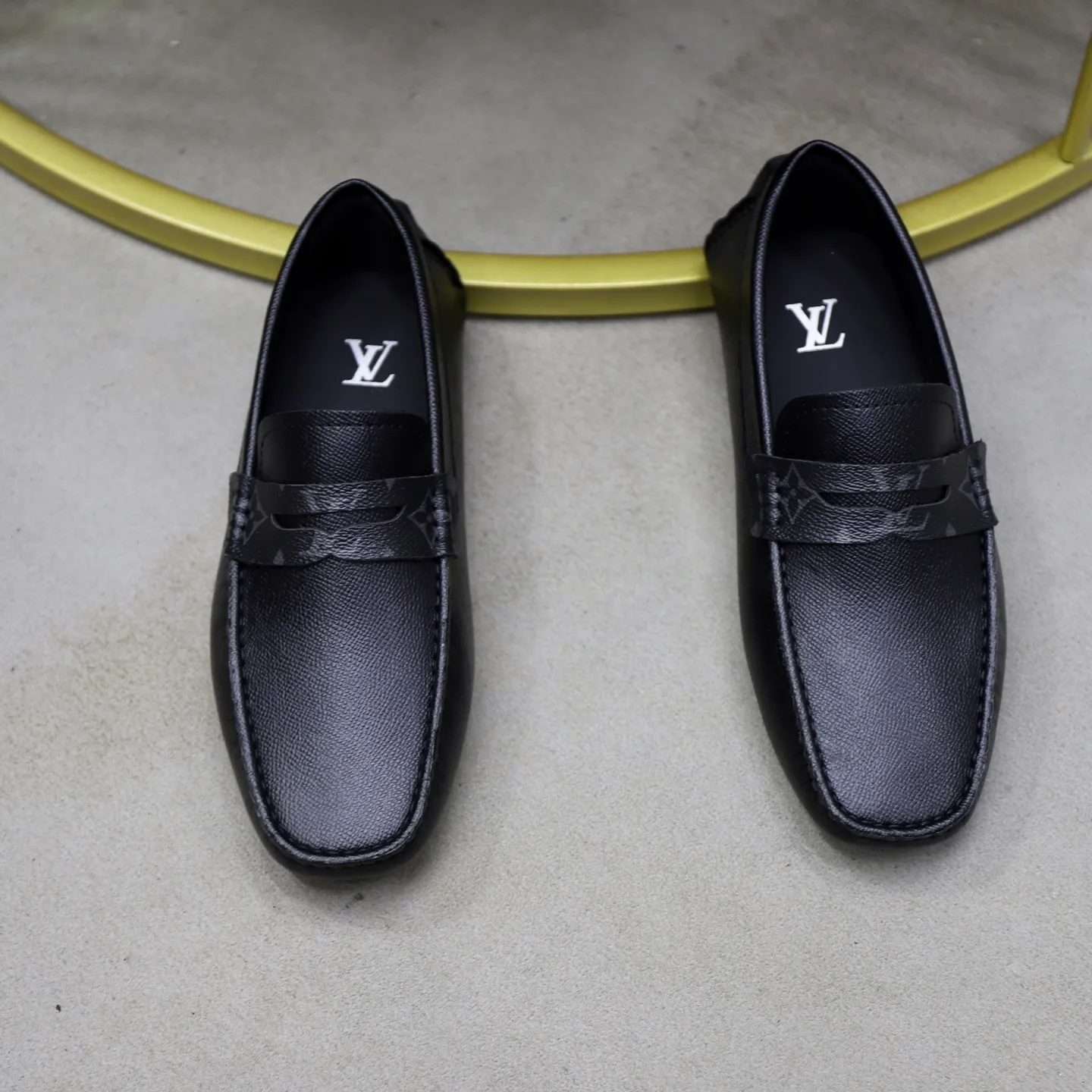 Ex-factory price: 460💰【LV】Louis Vuitton ⚠️High-end men’s driving and pedal series ⚠️38-44 (customized for 45) ⚠️All original cowhide leather! Thick and soft! Made entirely of calfskin lining! Rubber sheet anti-slip beanie sole! Three-dimensional package technology! Fashionable and classic! Handicrafts! Original high quality! Feel free to compare!